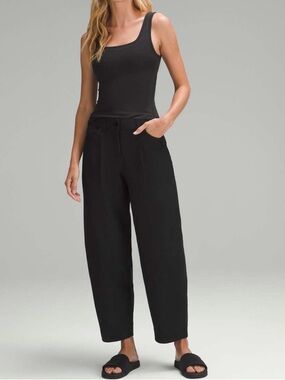 City Sleek Barrel-Leg Pant
Black